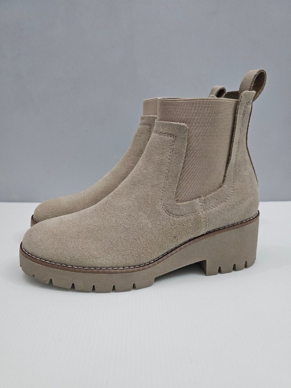 Blondo Dyme Waterproof Chelsea Ankle Boot Womens 9 Sand Beige Suede Lug Sole